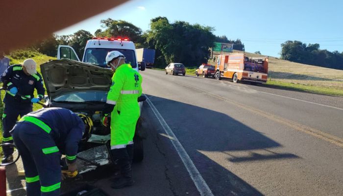 Guaraniaçu – Colisão entre carro e caminhão é registrada próximo a entrada da comunidade do Guaporé